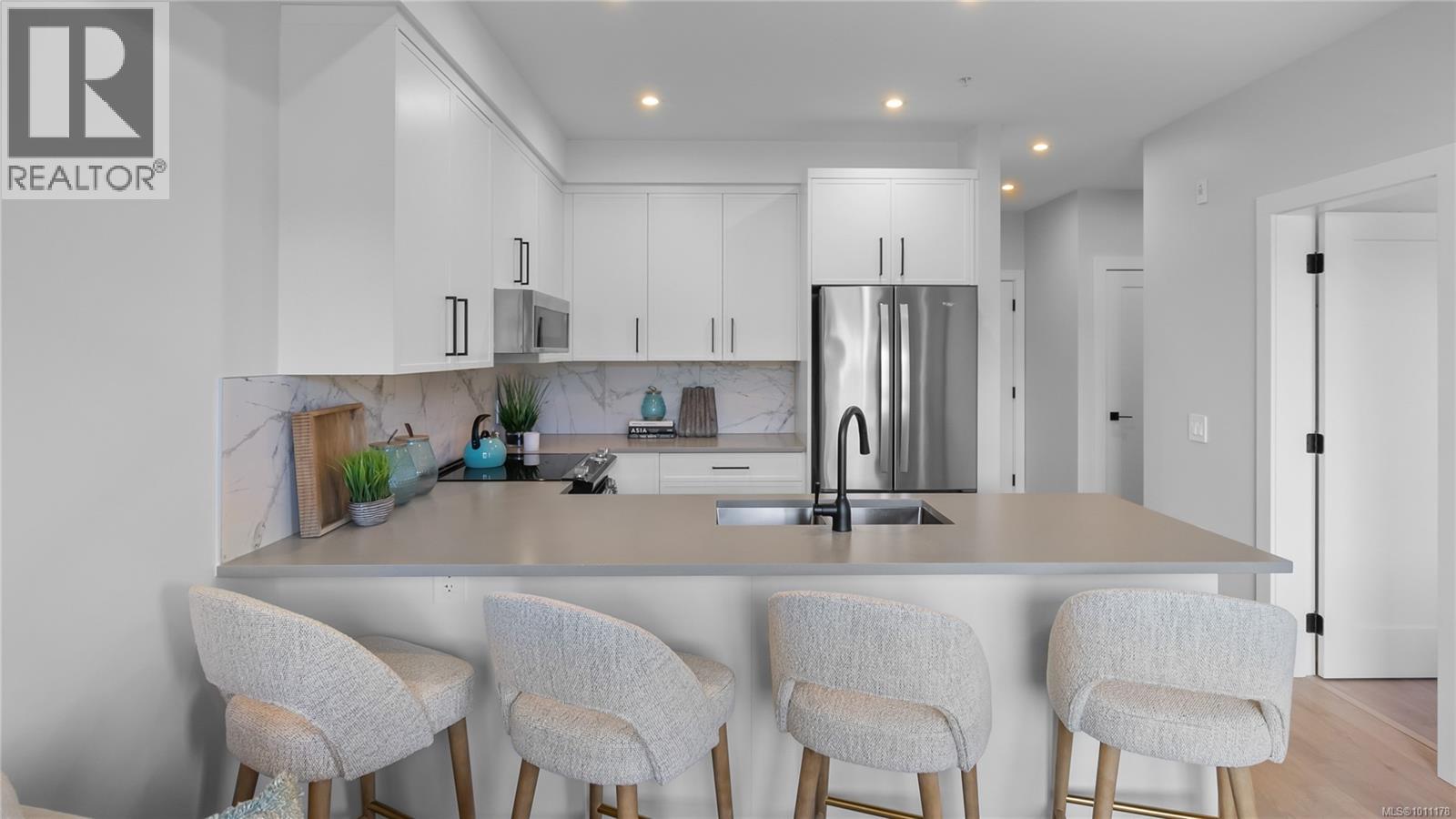 1371 Goldstream Avenue #516 Property Photo 8