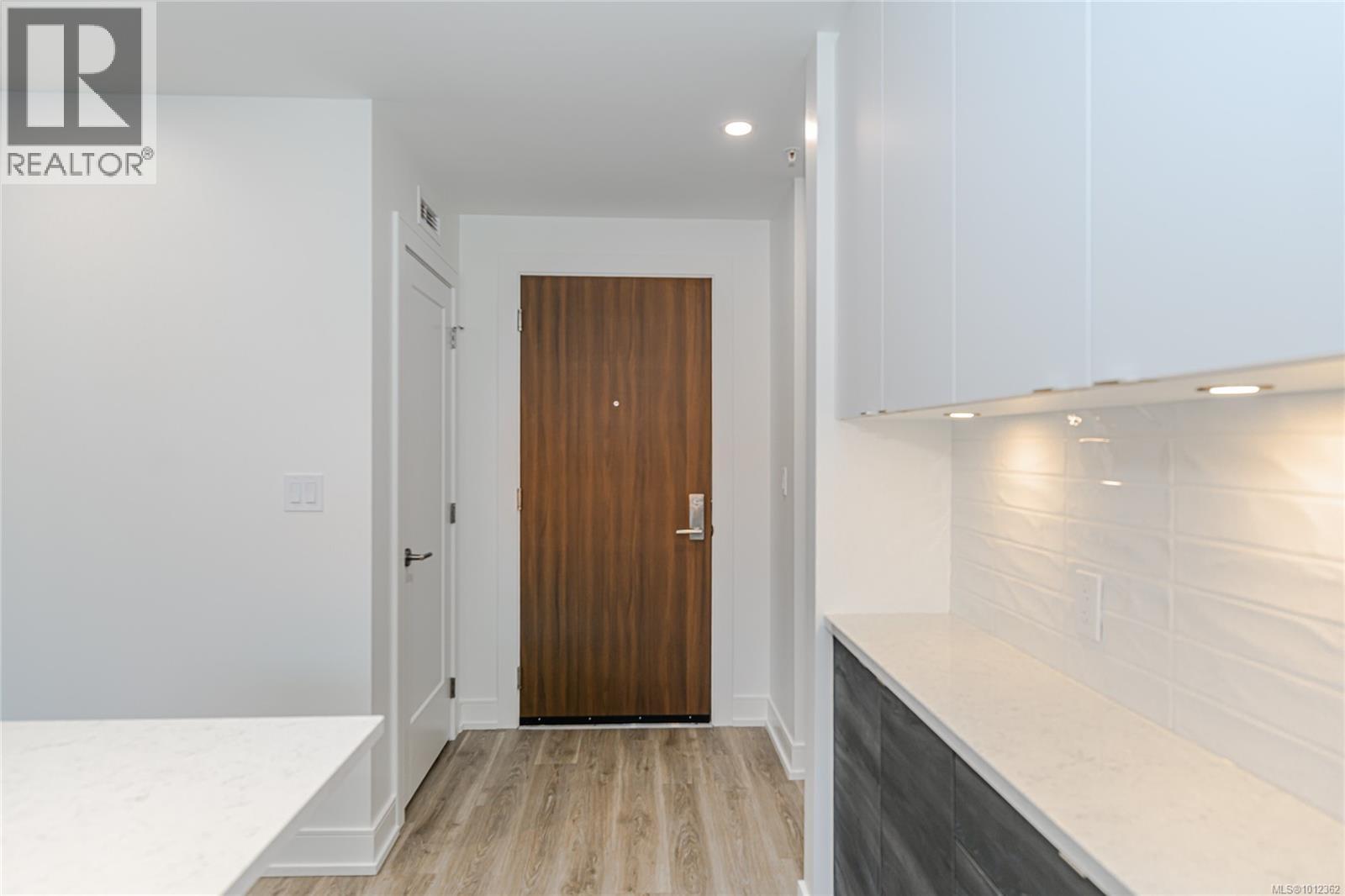 715 1628 Store St Property Photo 3