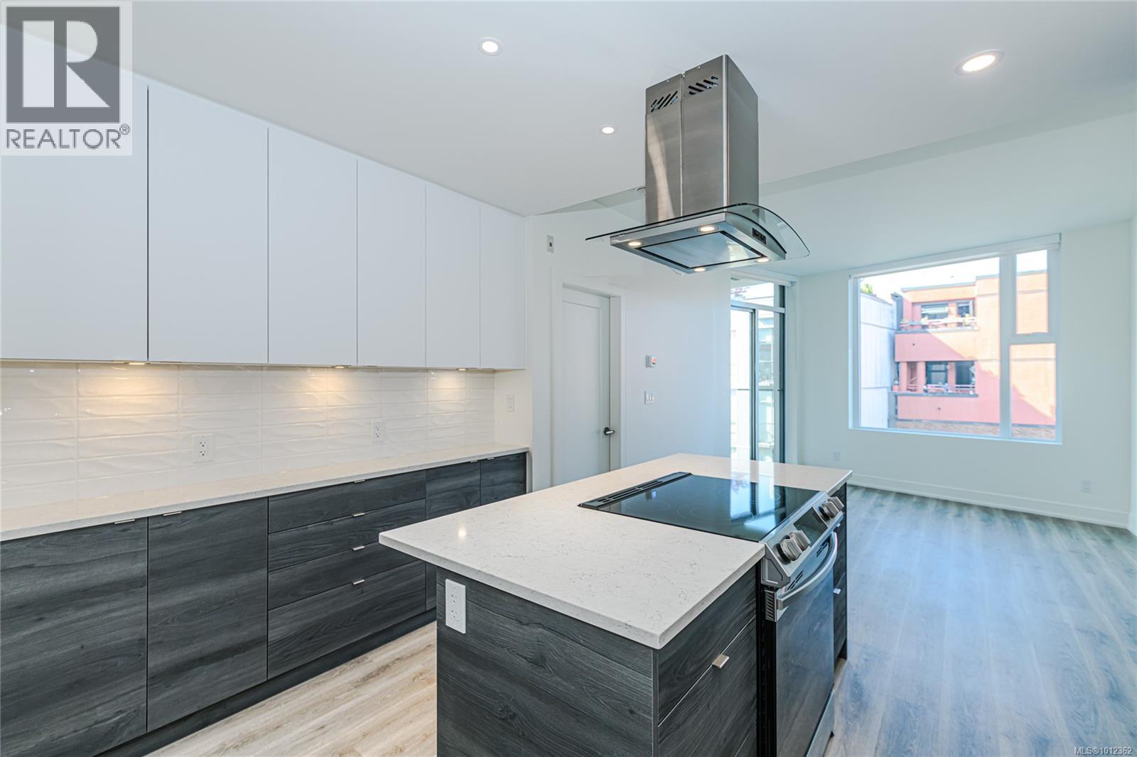 715 1628 Store St Property Photo 4