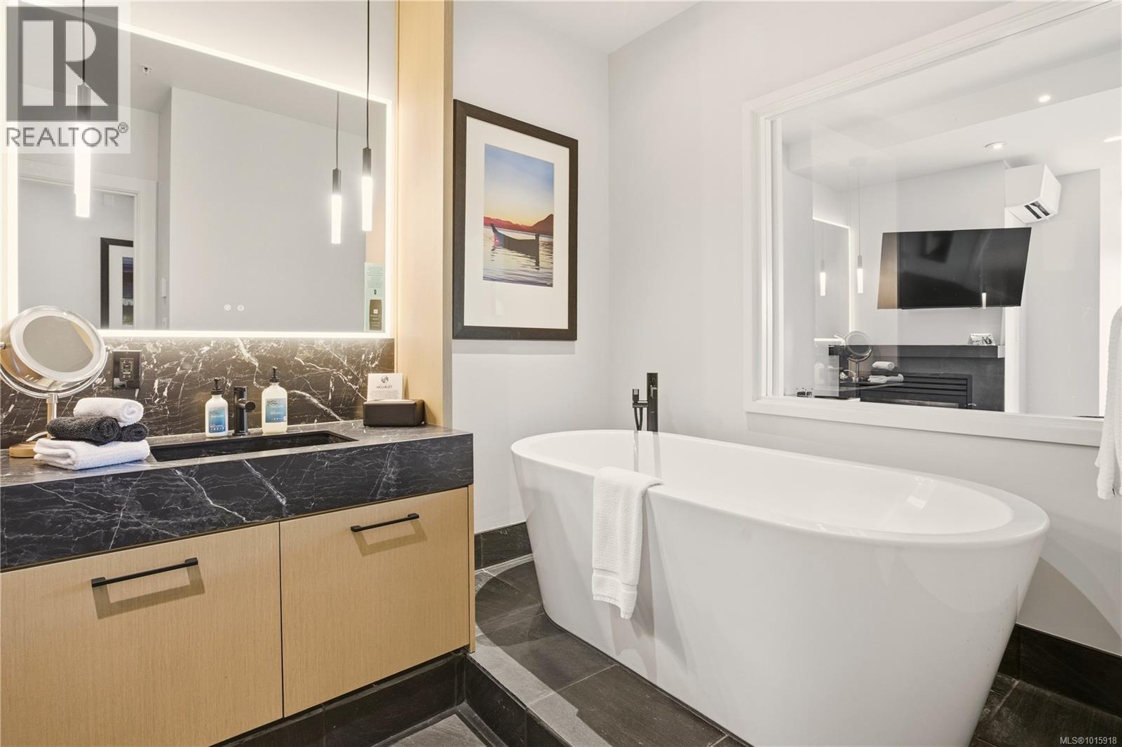 306 596 Marine Dr Property Photo 16