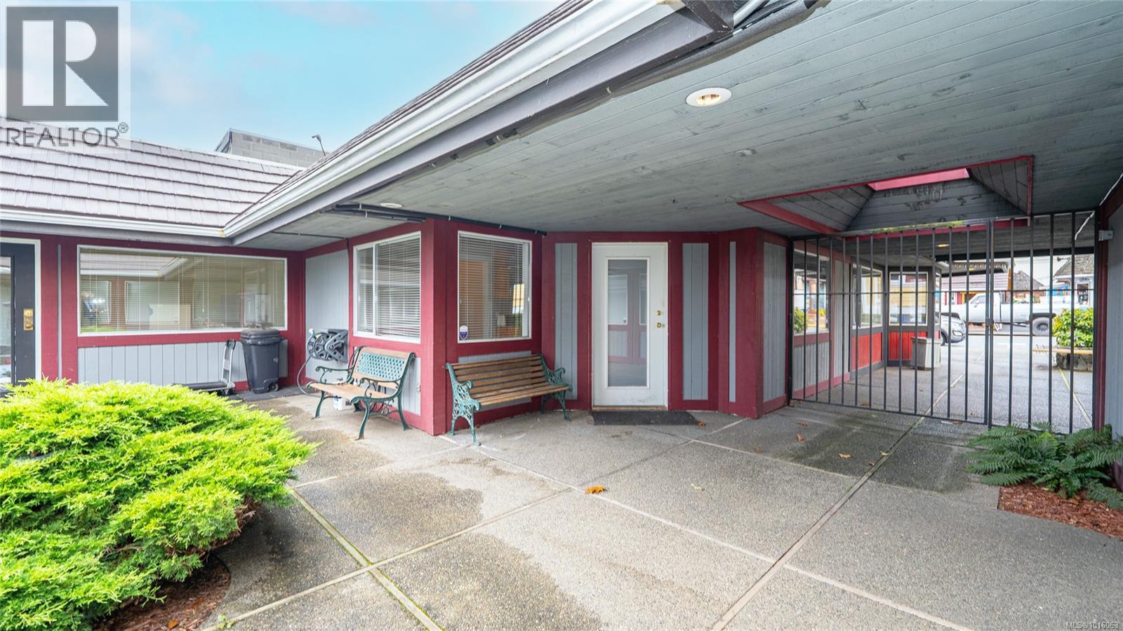 9747 Willow St Property Photo 5