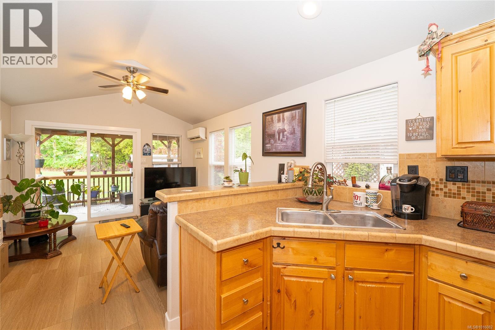 350 3042 River Rd Property Photo 7