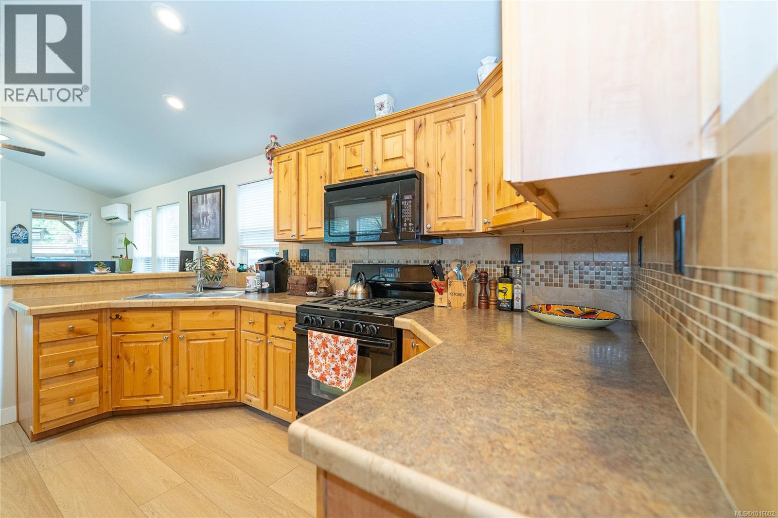350 3042 River Rd Property Photo 8