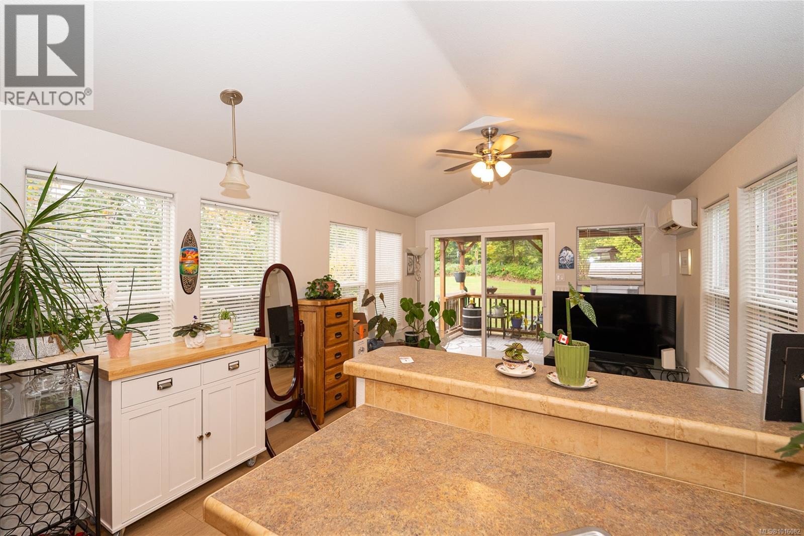350 3042 River Rd Property Photo 11