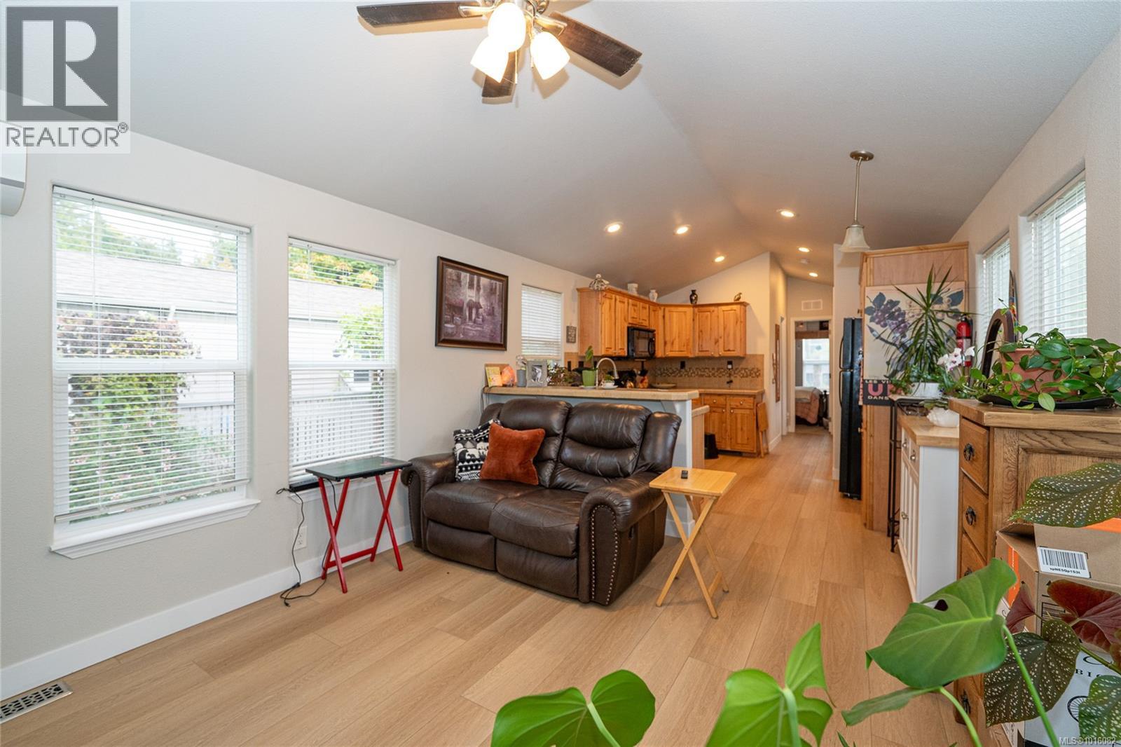 350 3042 River Rd Property Photo 14
