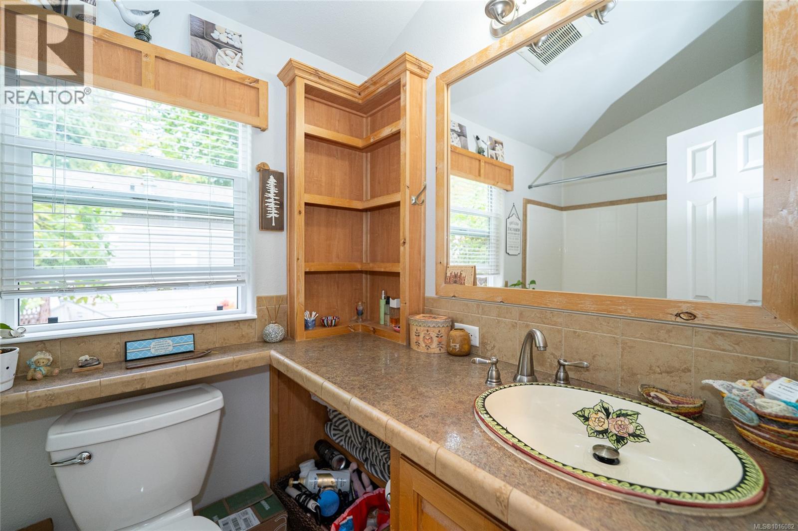 350 3042 River Rd Property Photo 15