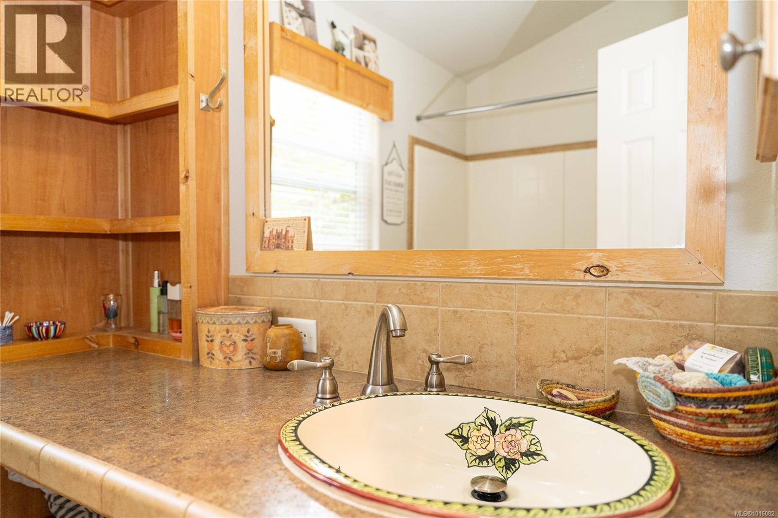 350 3042 River Rd Property Photo 16