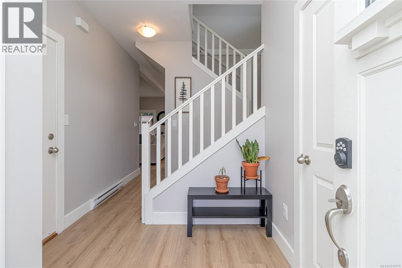 1043 Skylar Circle Property Photo 4