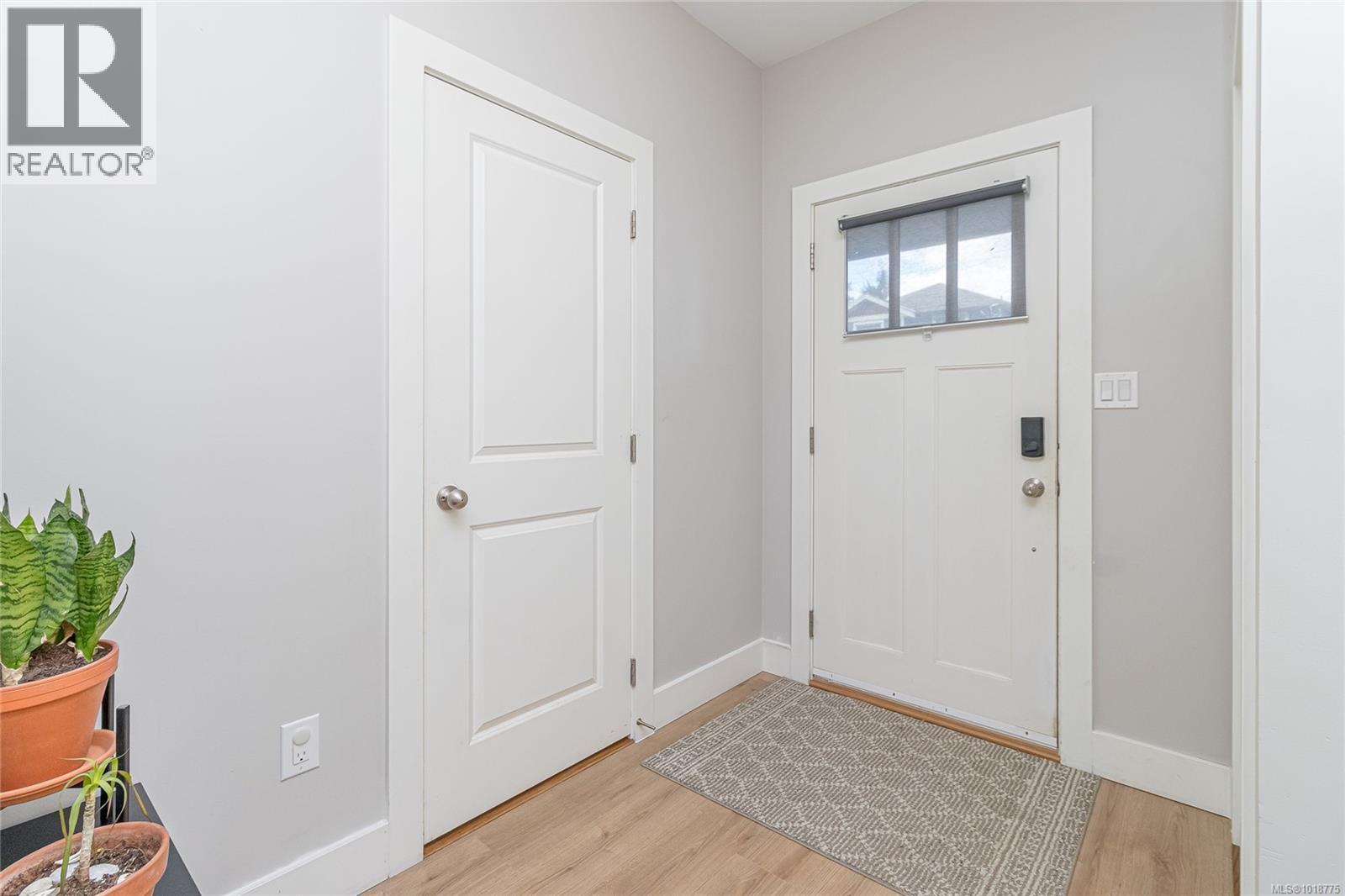 1043 Skylar Circle Property Photo 5