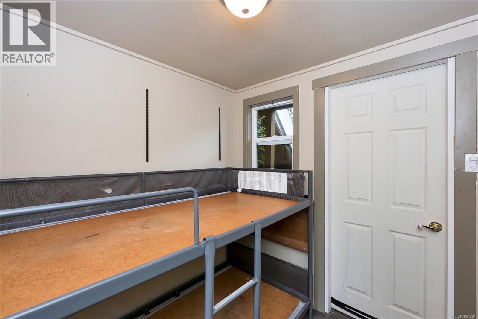 10 6574 Baird Rd Property Photo 12