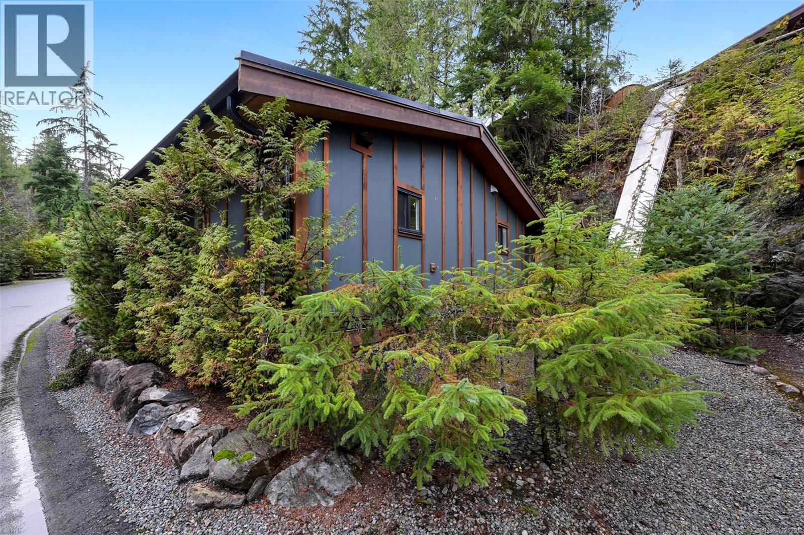 10 6574 Baird Rd Property Photo 13