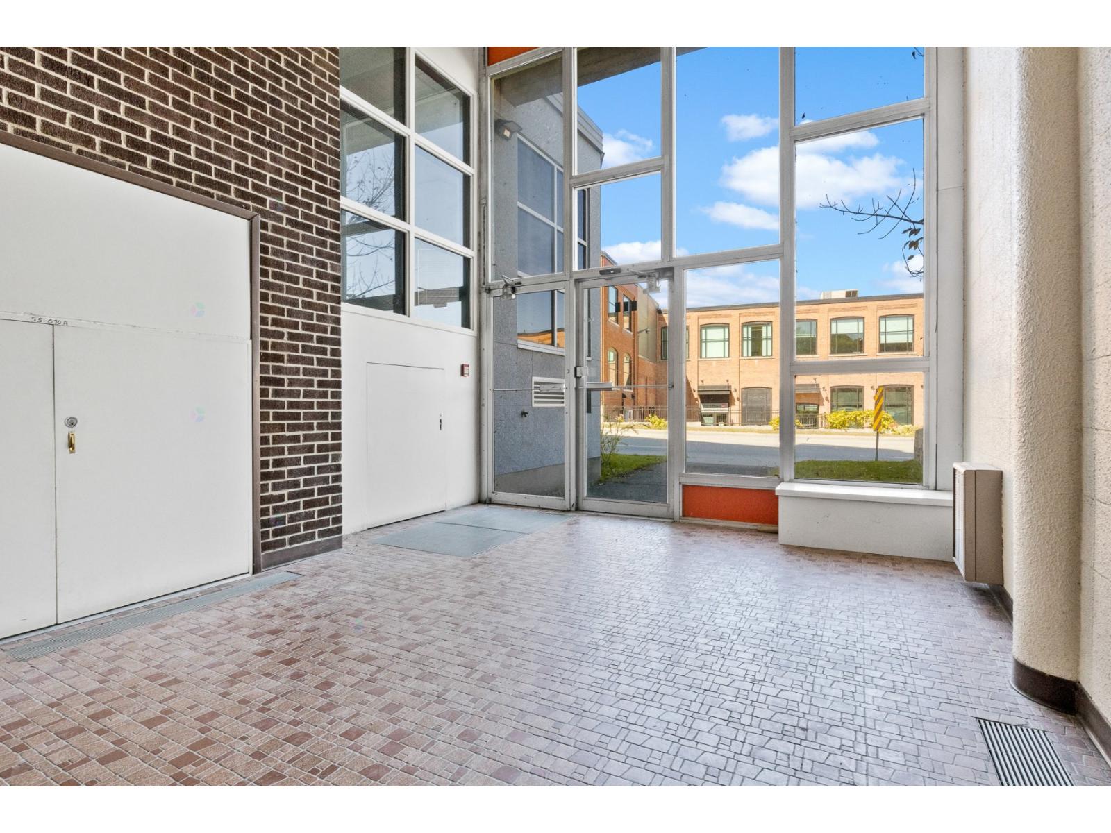 740 Rue Galt O., #batisse Property Photo 5