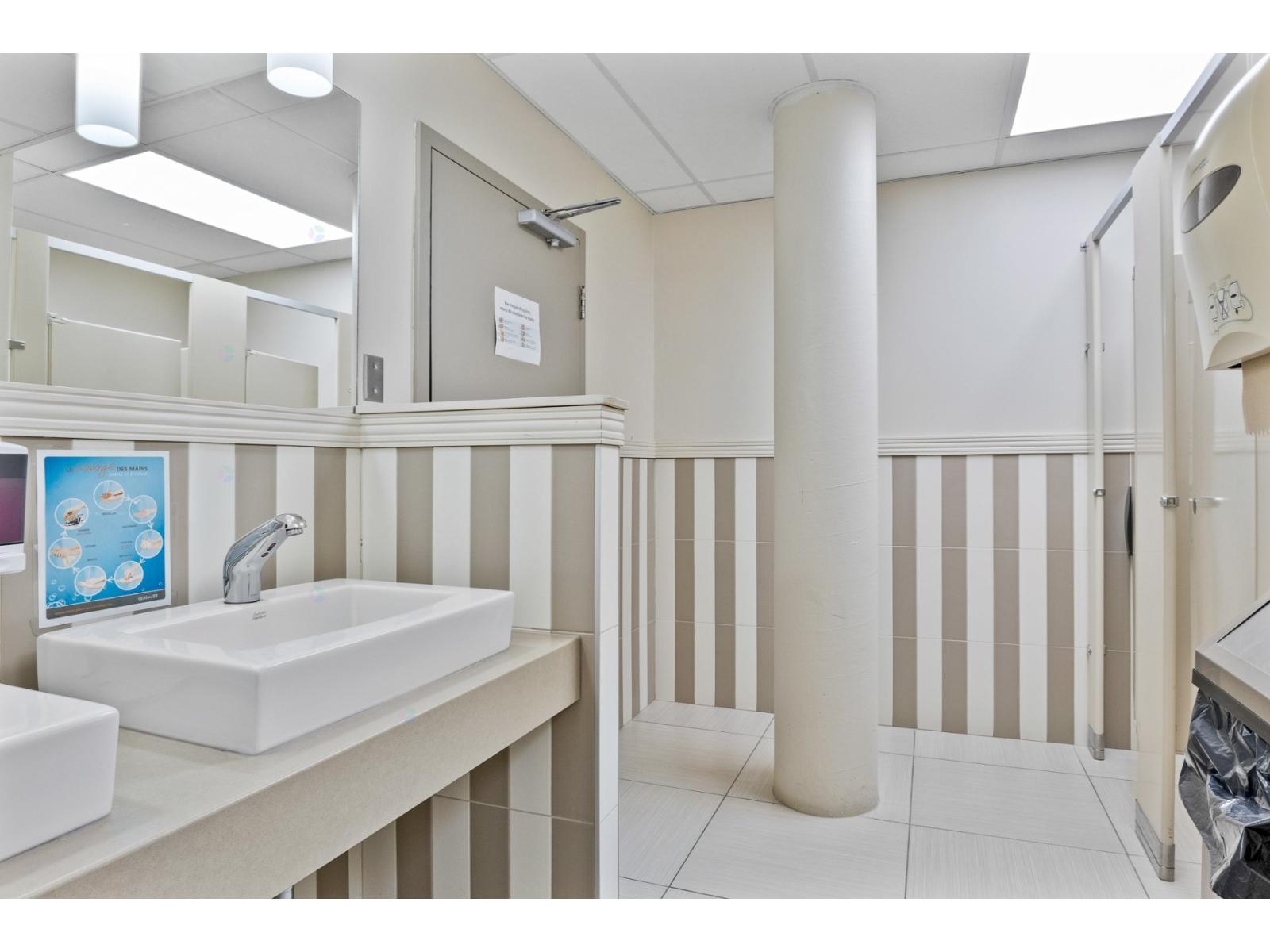 740 Rue Galt O., #batisse Property Photo 18