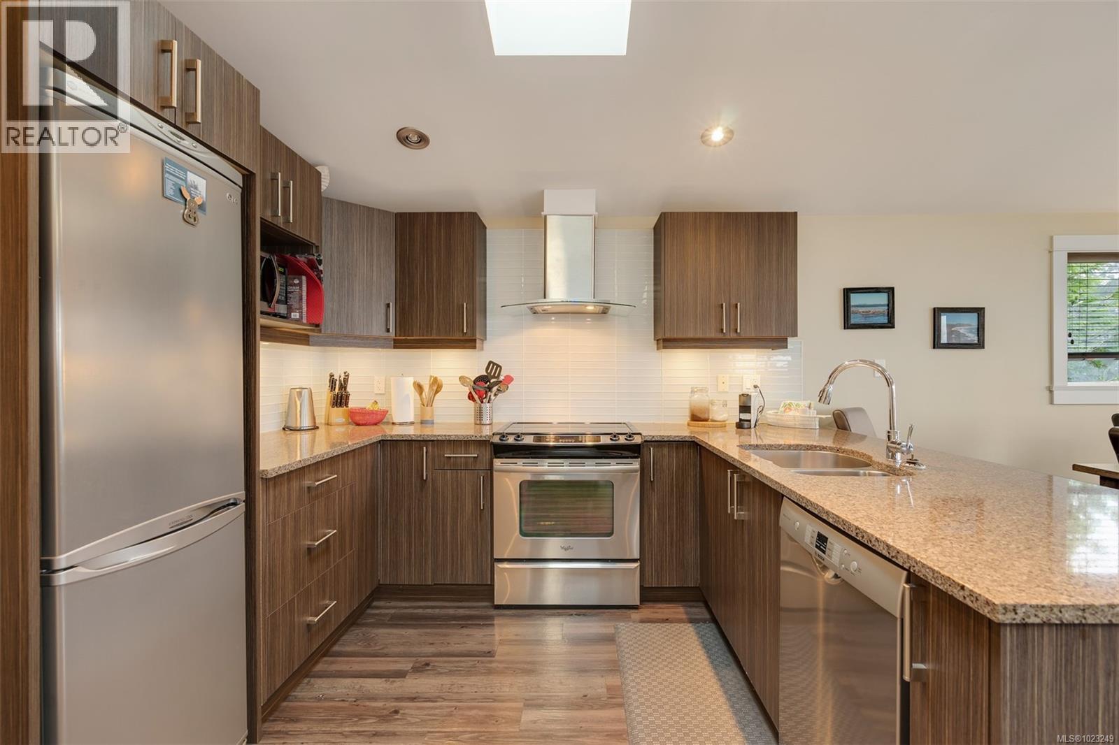 245 6596 Baird Rd Property Photo 14