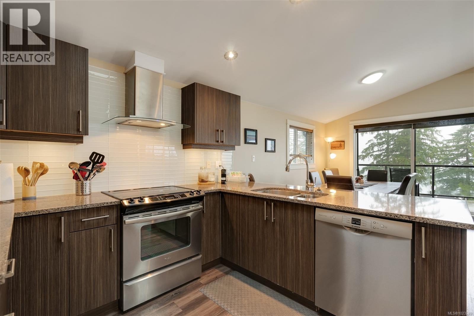 245 6596 Baird Rd Property Photo 15