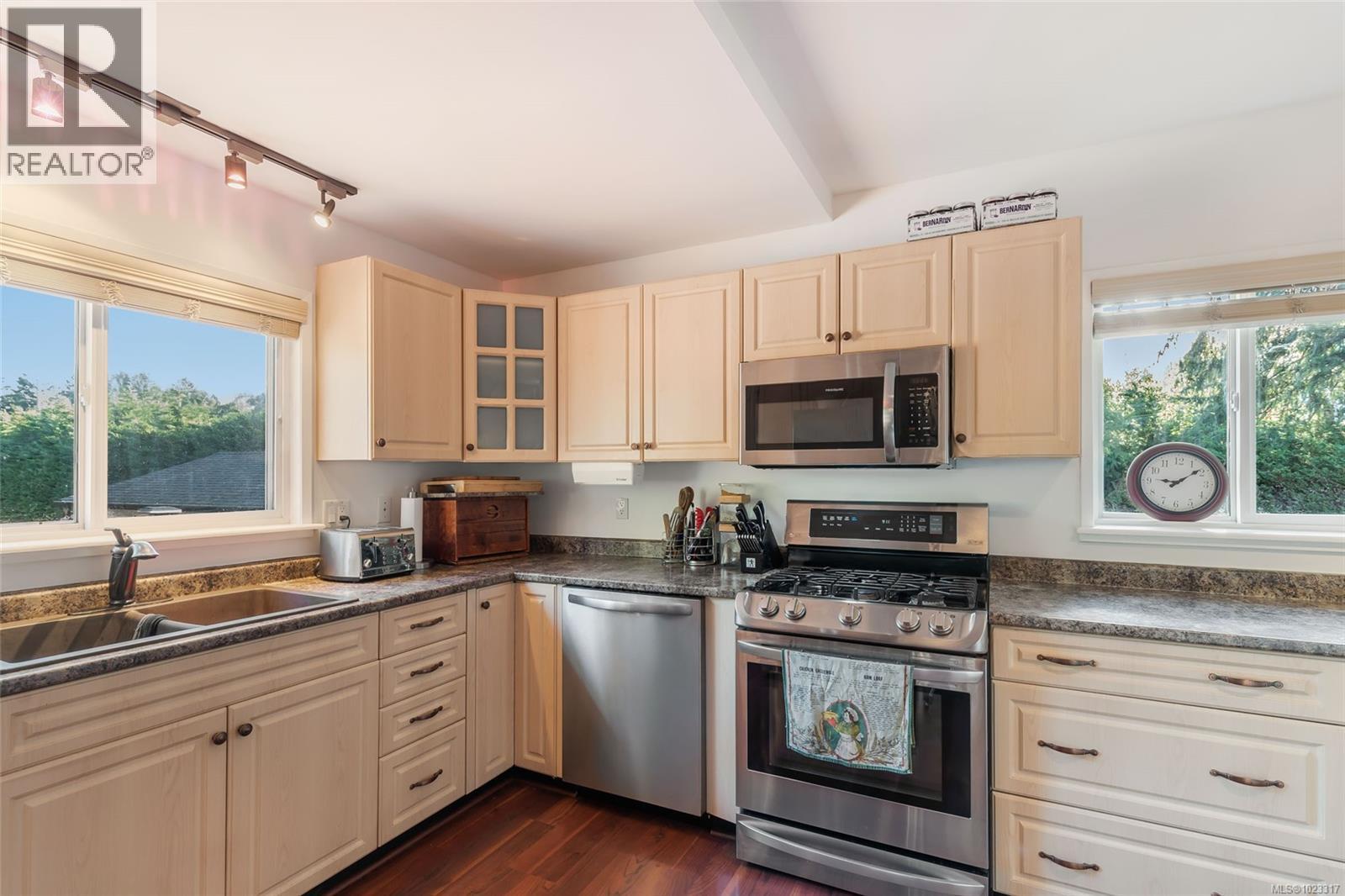 2993 River Rd Property Photo 4