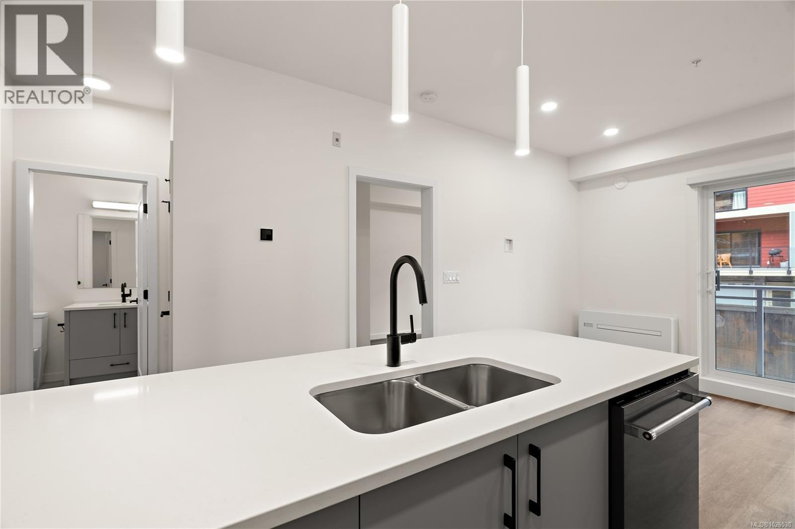 305 610 Lampson St Property Photo 4