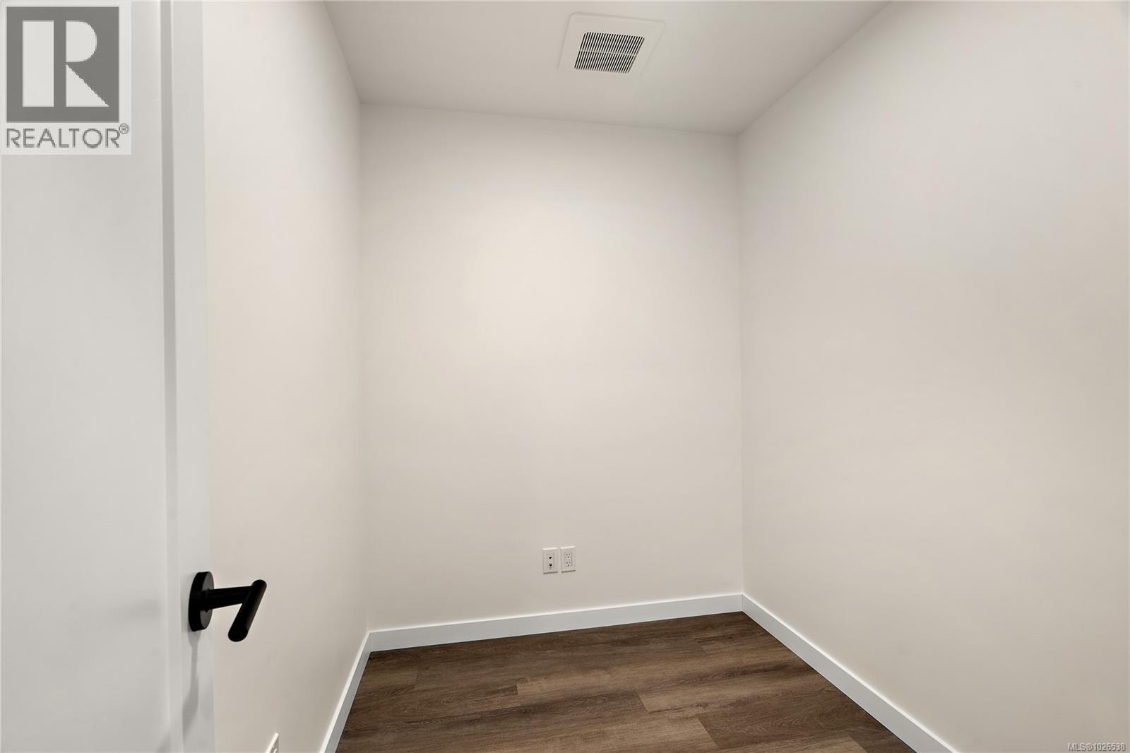 305 610 Lampson St Property Photo 12