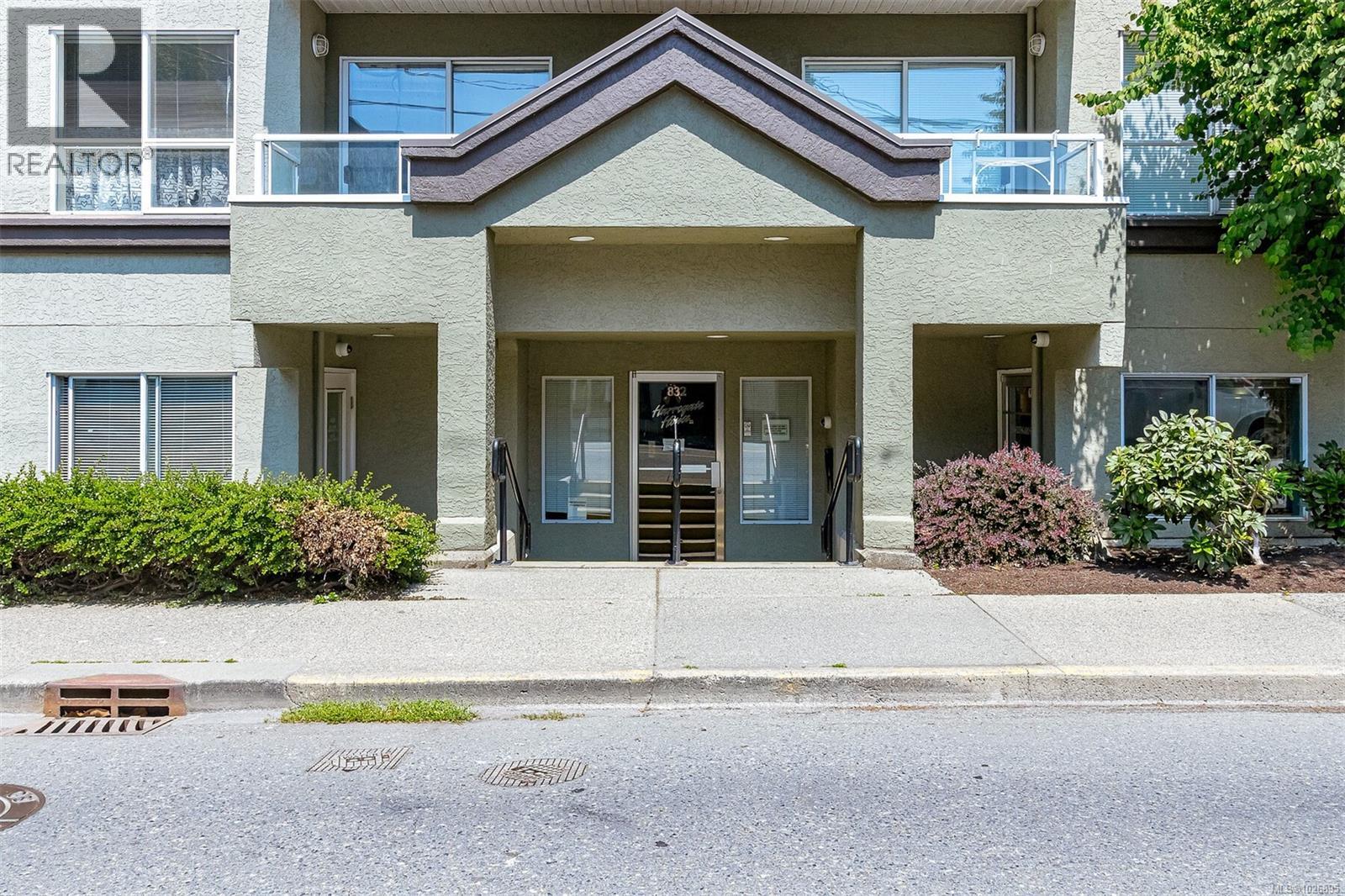 102 & 103 832 Fisgard St Property Photo 3