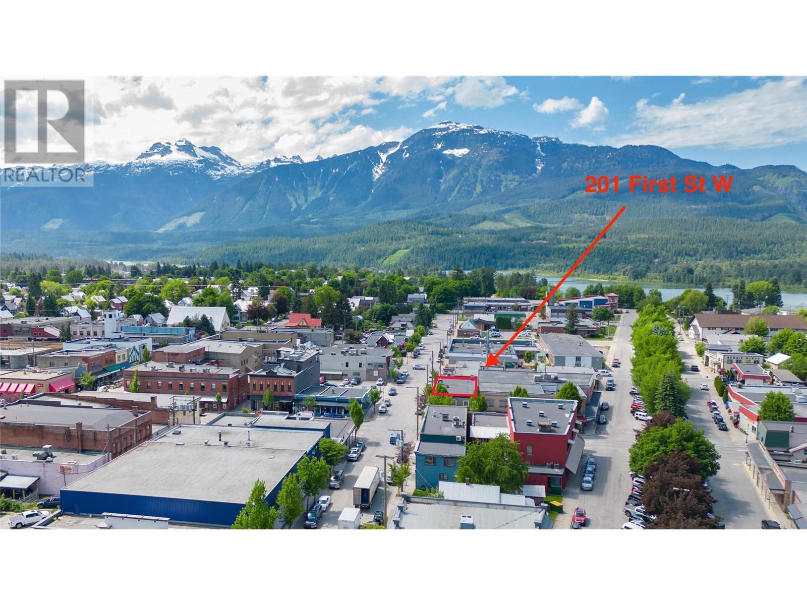201 First Street W Property Photo 2