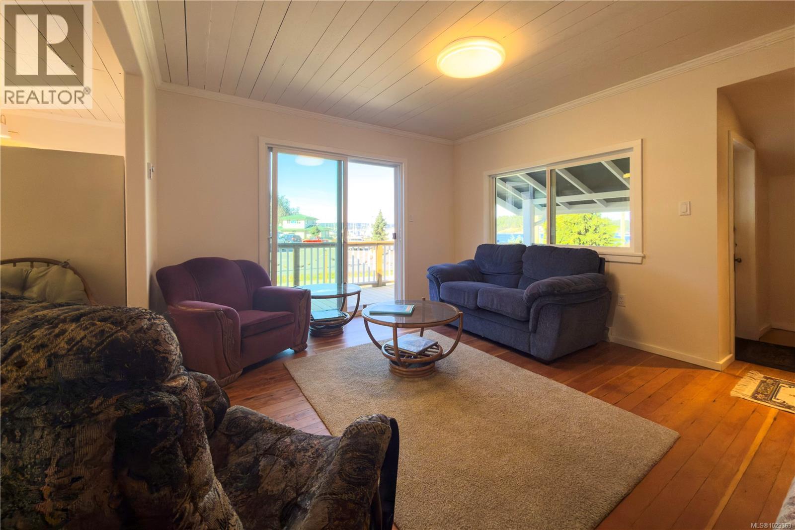 683 Green Rd Property Photo 4