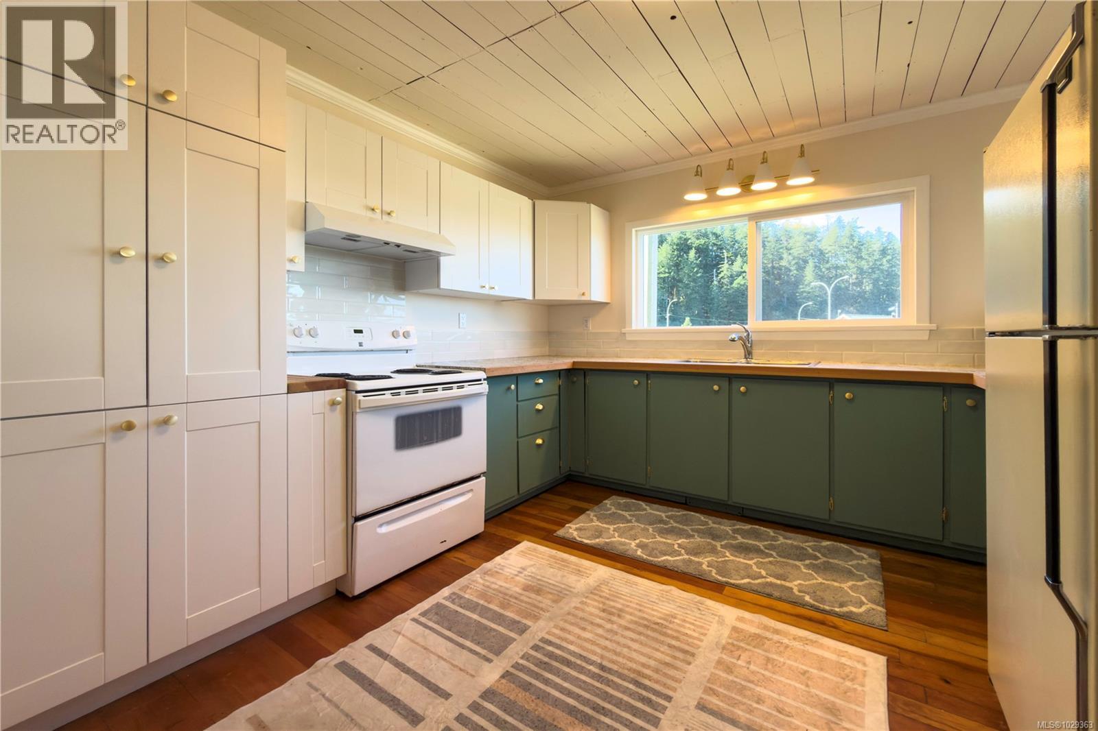 683 Green Rd Property Photo 5