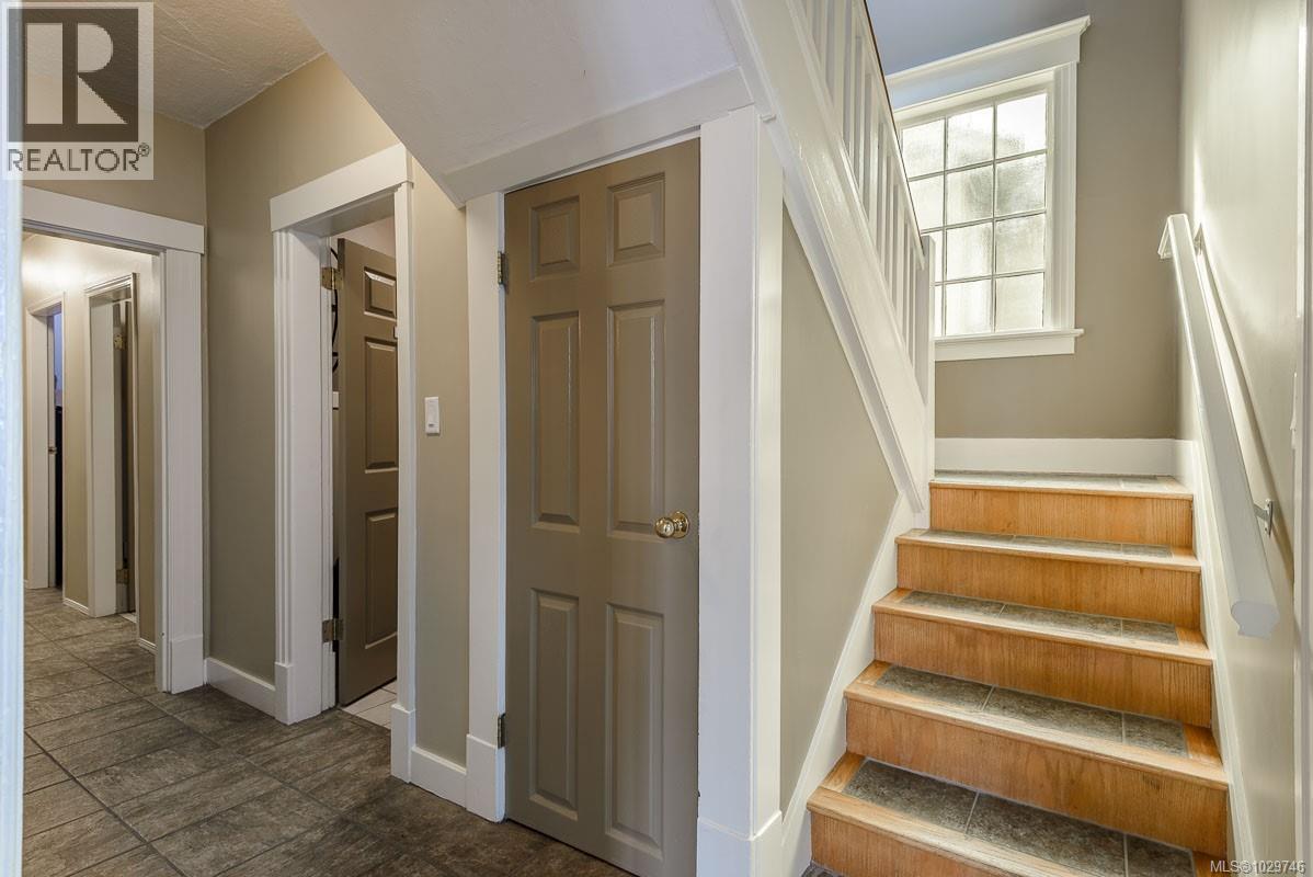 301 Franklyn St Property Photo 13