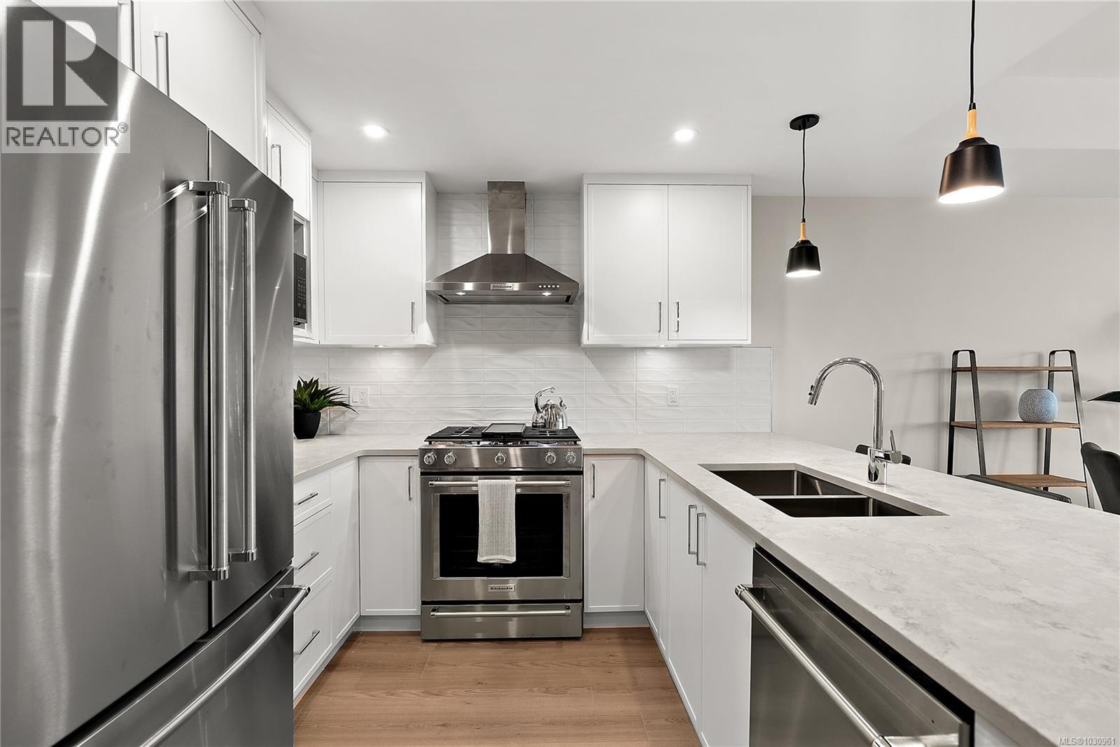404 2520 Hackett Cres Property Photo 1