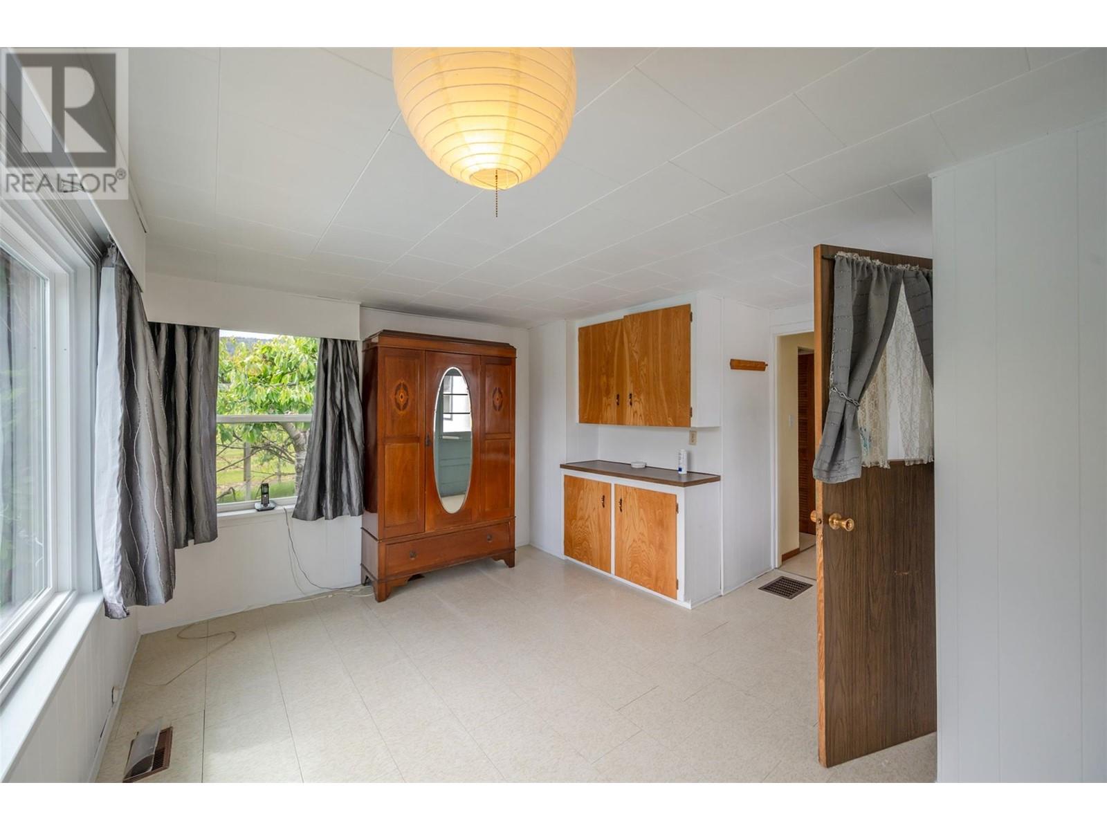 15018 Vanderburgh Avenue Property Photo 7