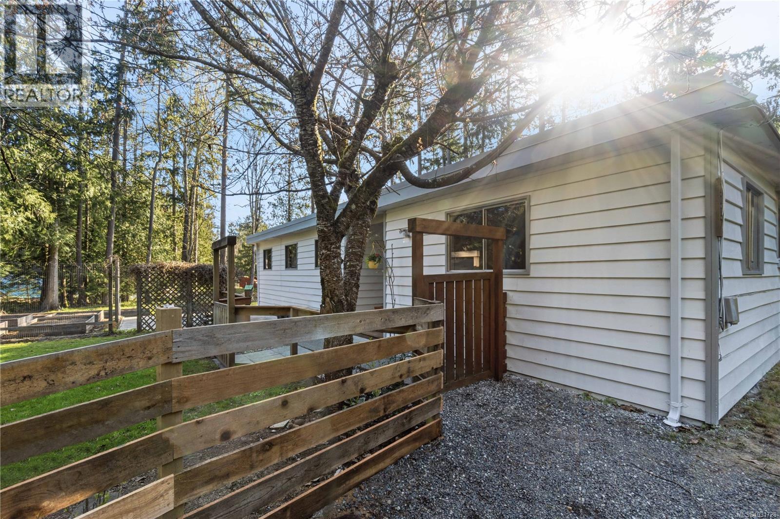 1007 Fabrick Dr Property Photo 4