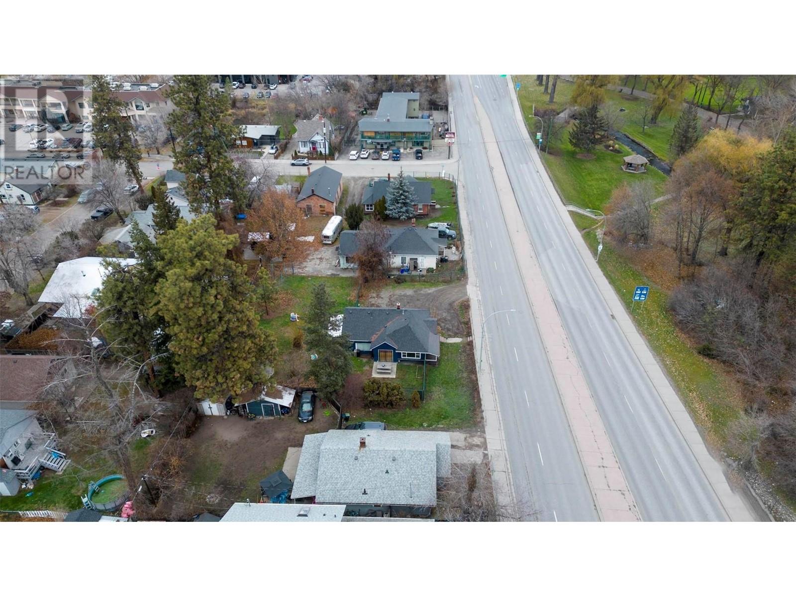 2302-2314 32 Street Property Photo 6