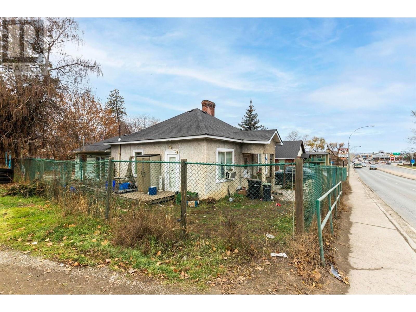 2302-2314 32 Street Property Photo 8