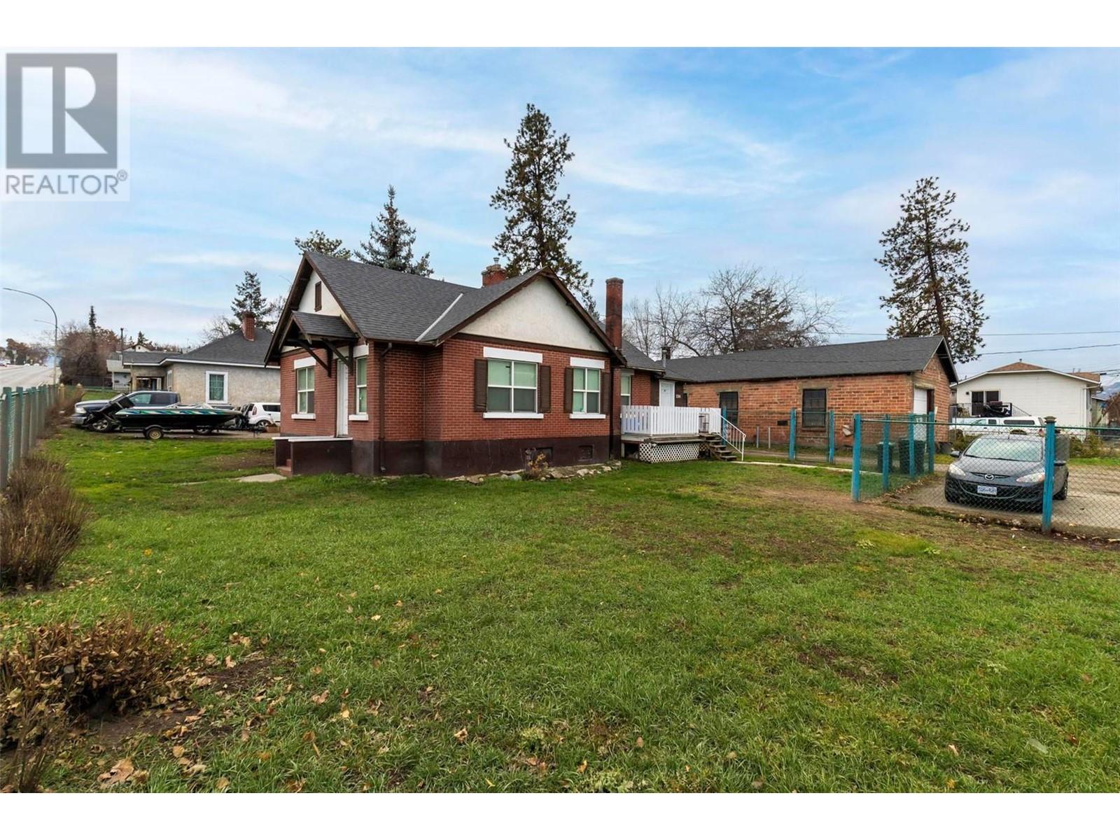 2302-2314 32 Street Property Photo 10