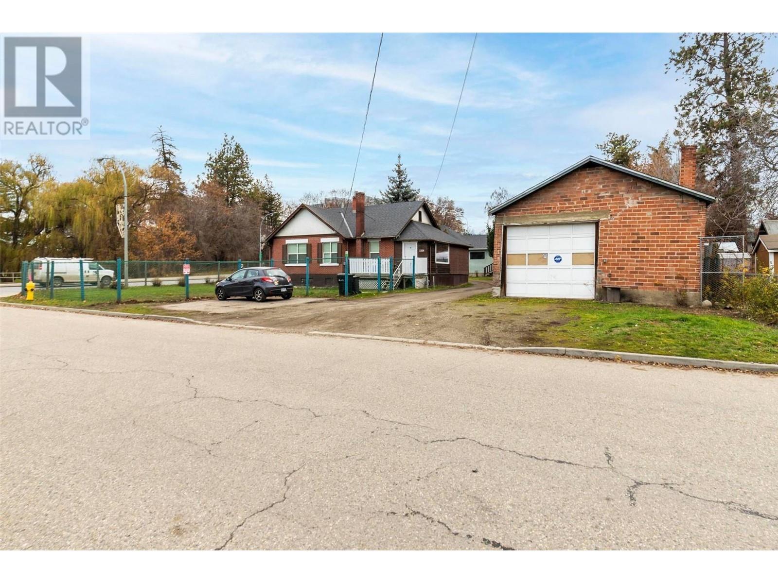 2302-2314 32 Street Property Photo 12