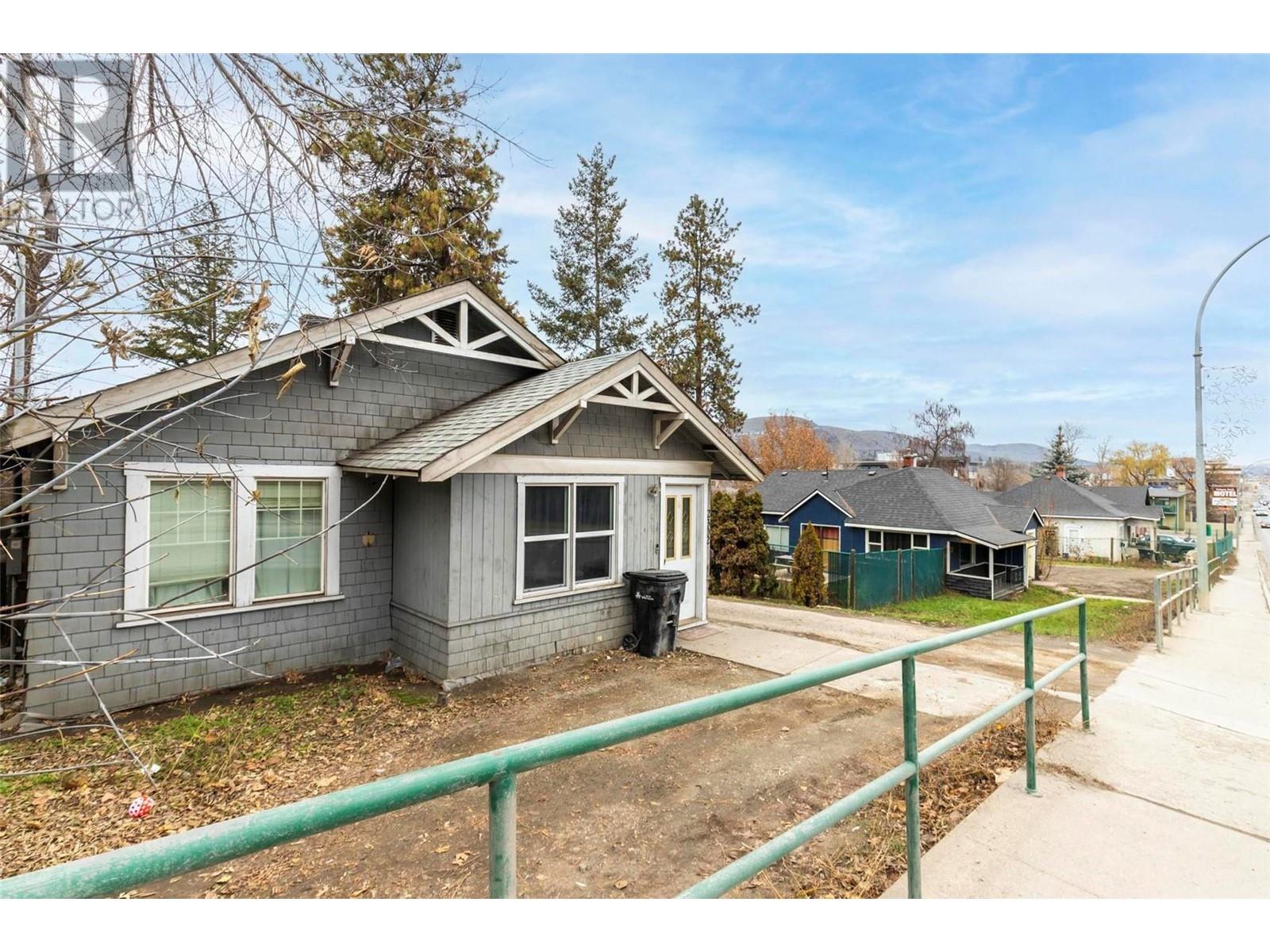 2302-2314 32 Street Property Photo 15