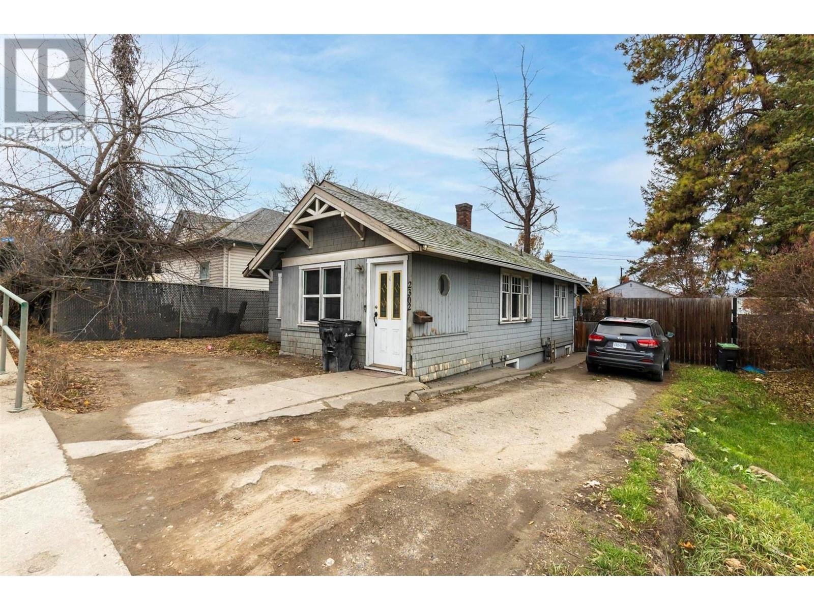 2302-2314 32 Street Property Photo 16