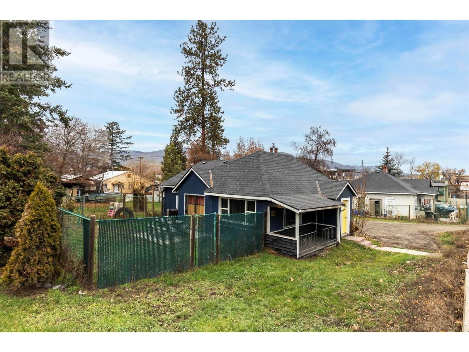 2306 32 Street Property Photo 2