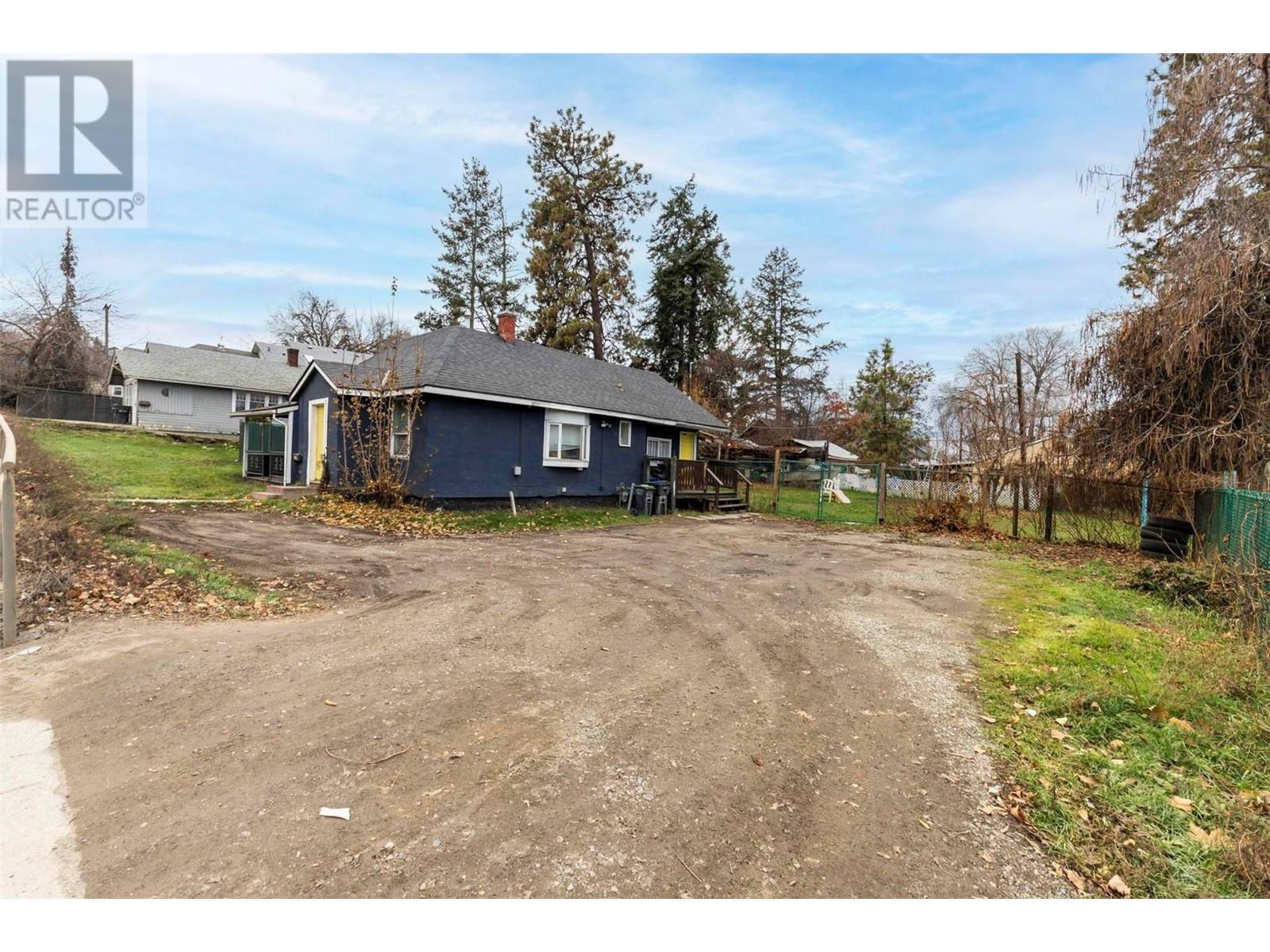 2306 32 Street Property Photo 3