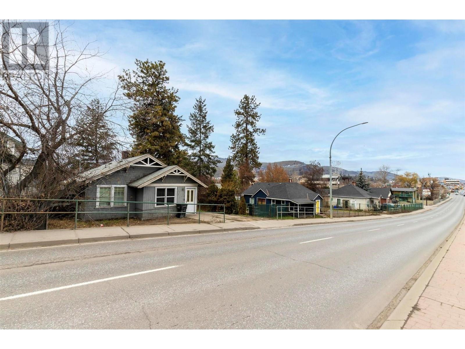 2306 32 Street Property Photo 4