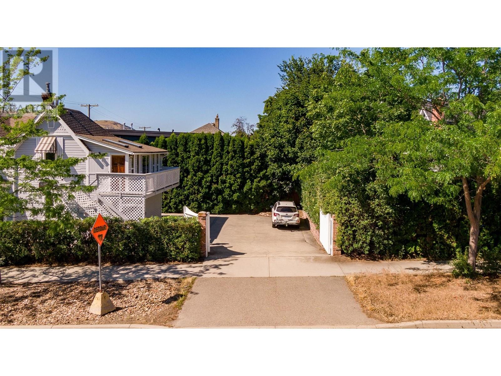 3001 26 Street Property Photo 4