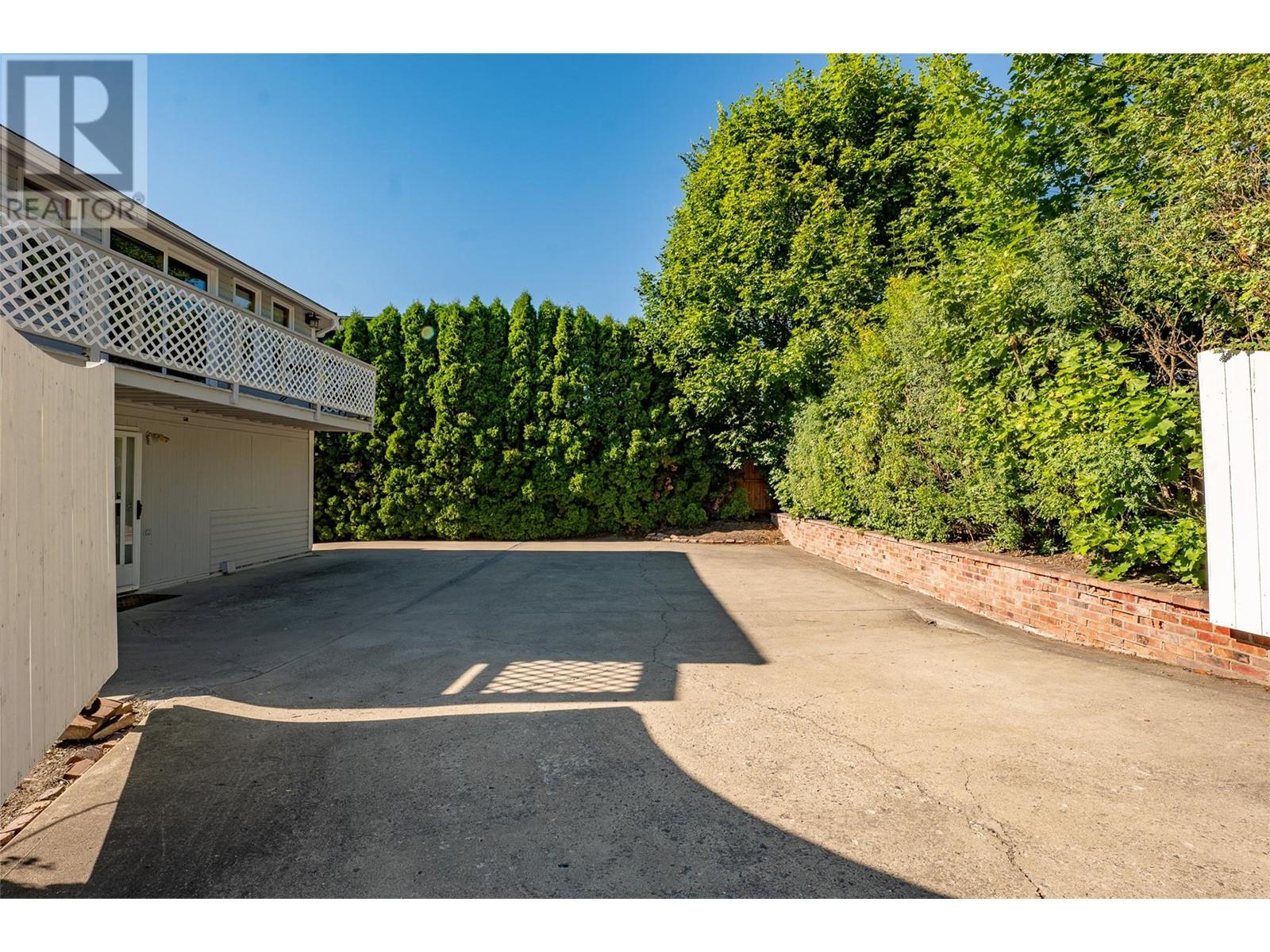 3001 26 Street Property Photo 7
