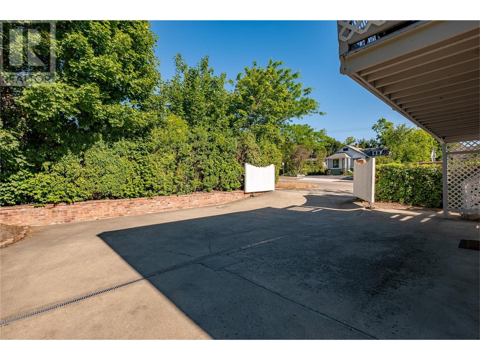 3001 26 Street Property Photo 9