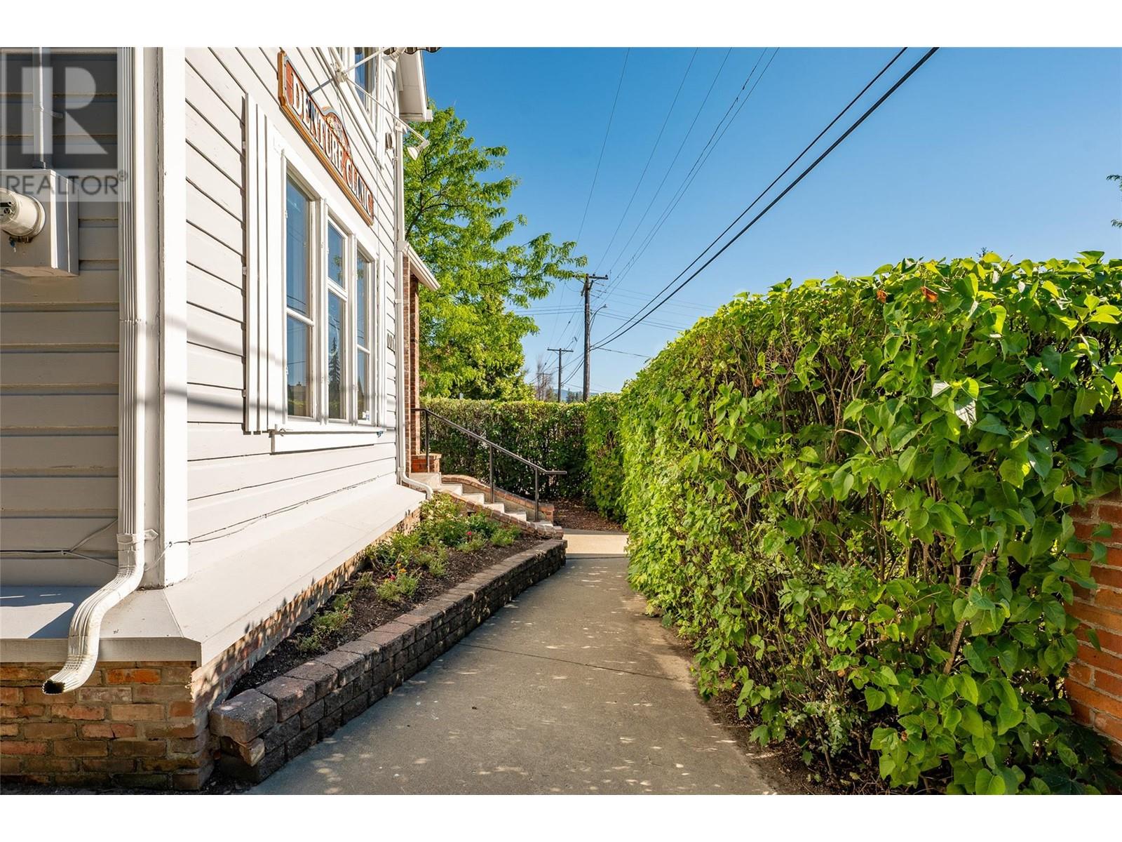 3001 26 Street Property Photo 11