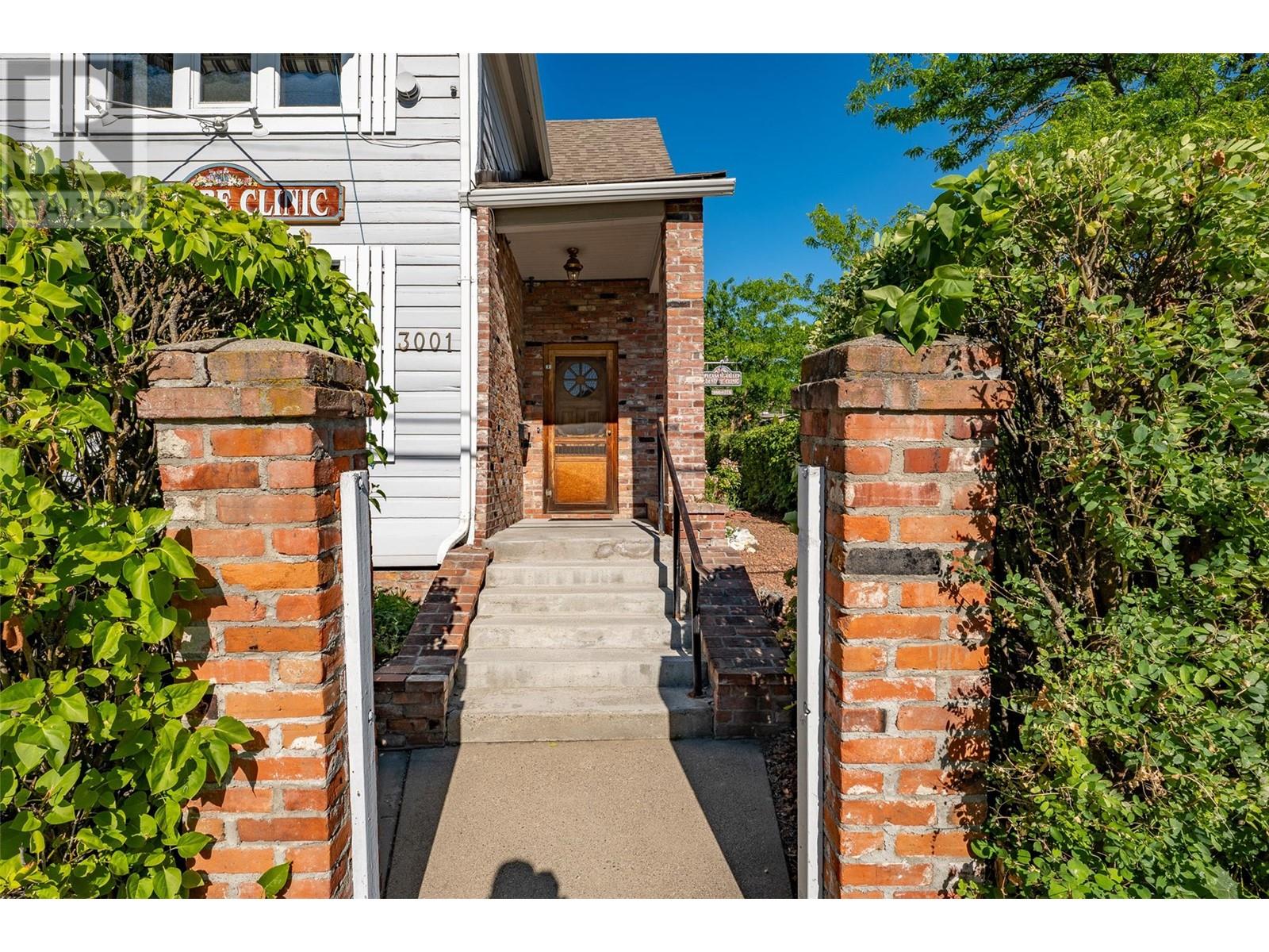 3001 26 Street Property Photo 14