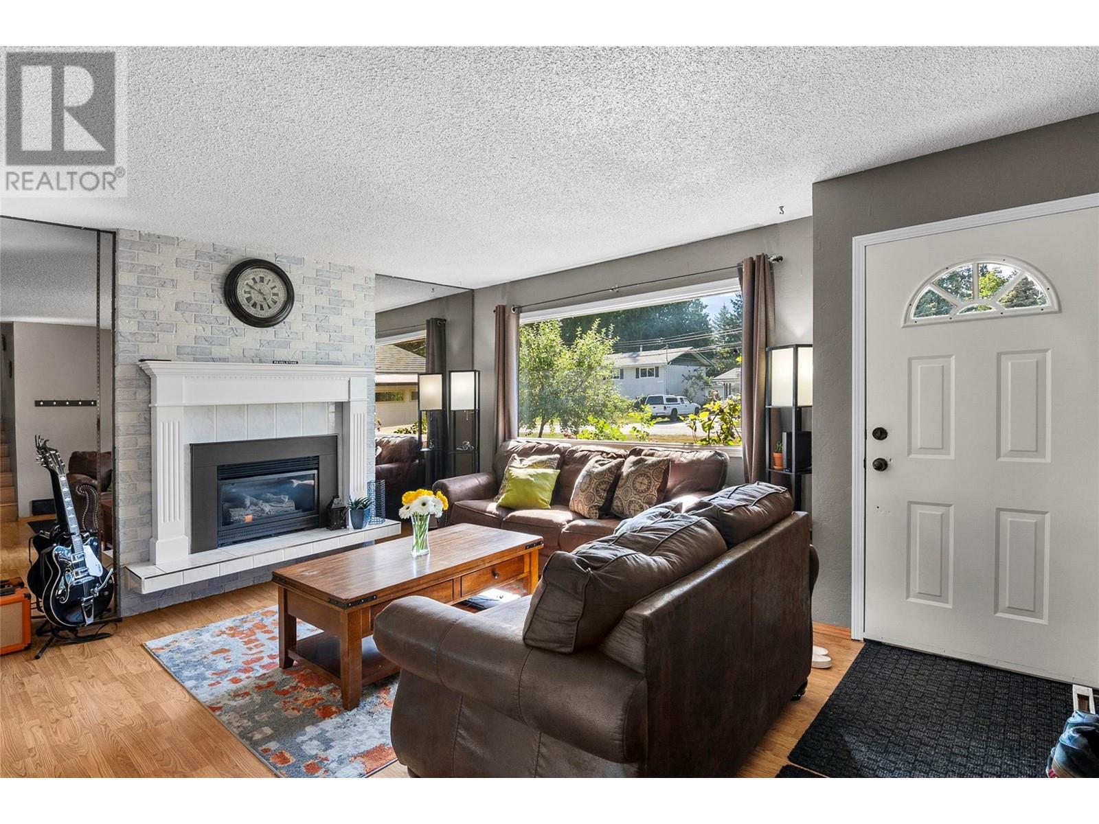 358 Pearkes Drive Property Photo 8