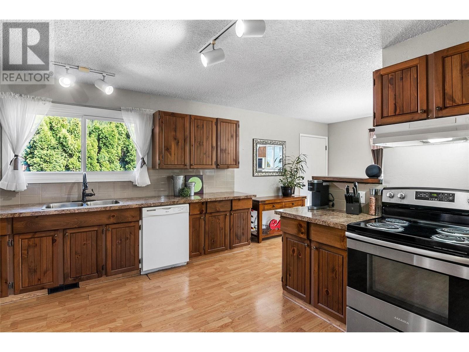 358 Pearkes Drive Property Photo 19