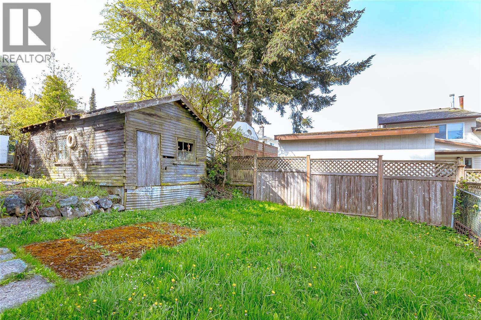 824 Ellery St Property Photo 17
