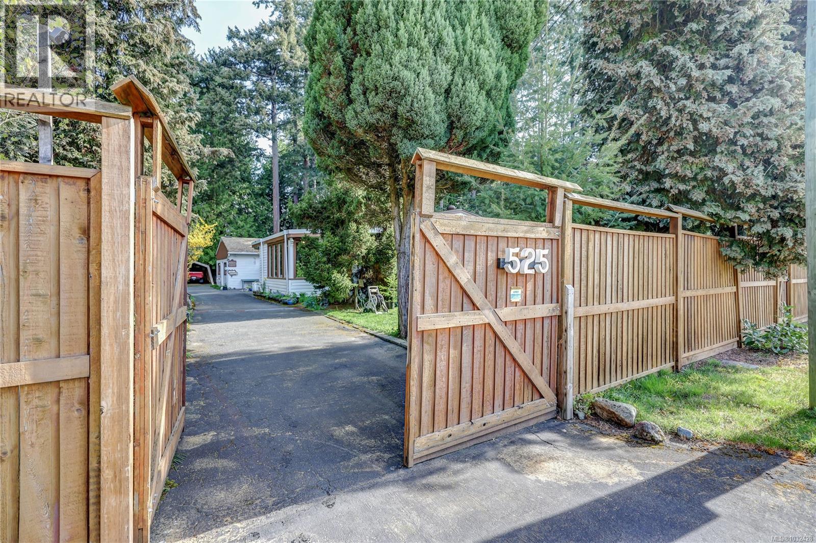 525 Pioneer Cres