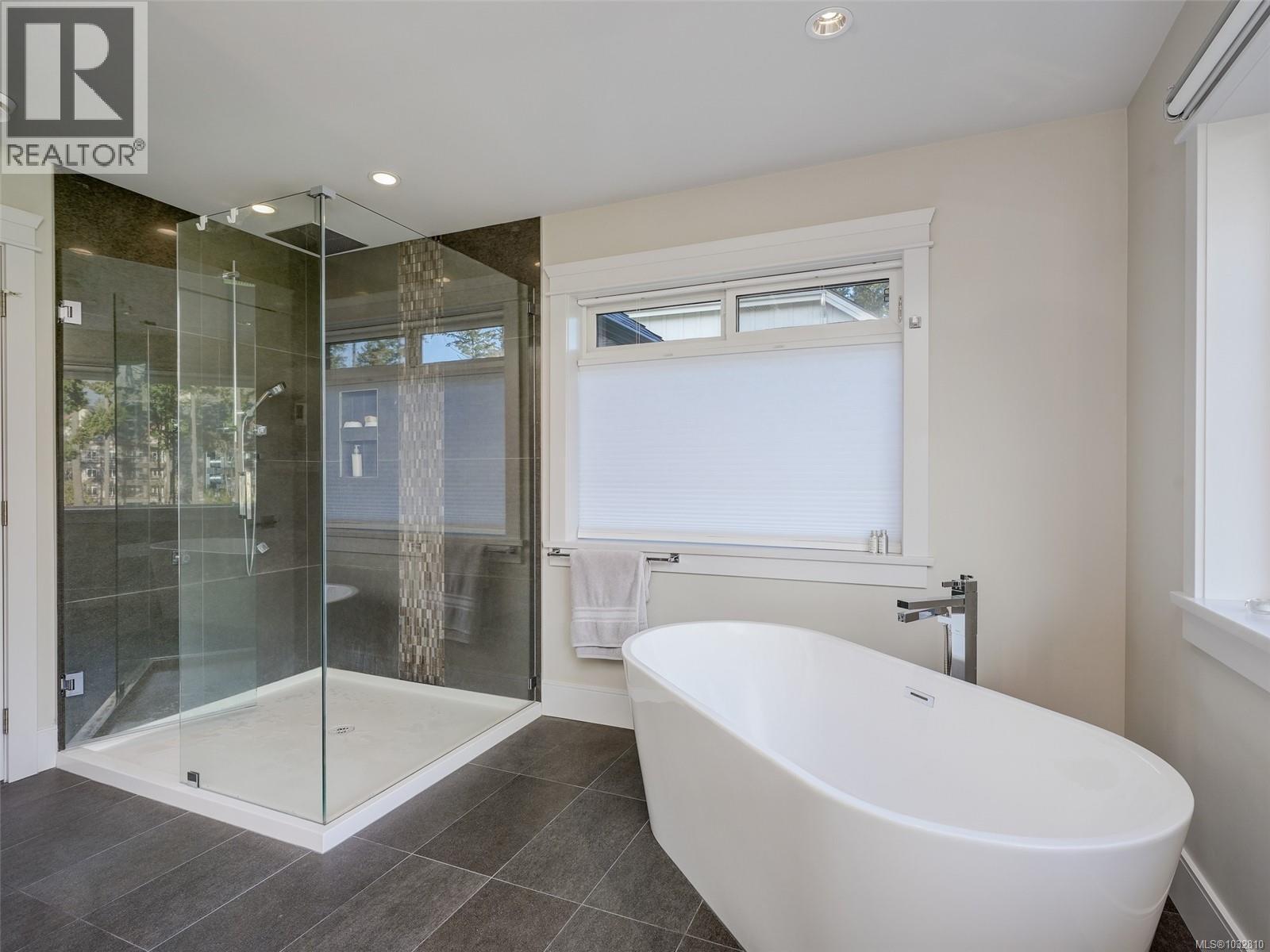 2156 Champions Way Property Photo 17