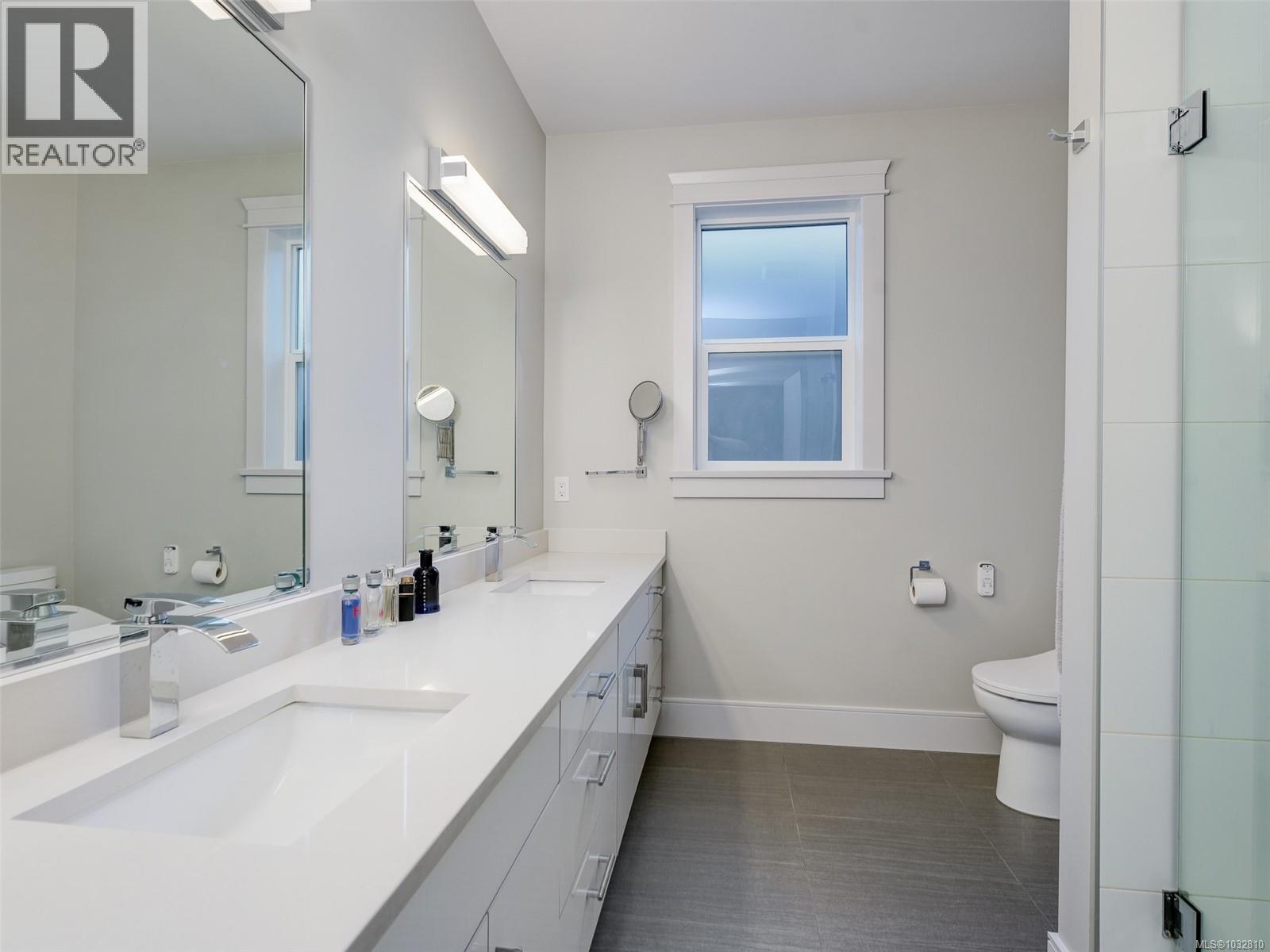 2156 Champions Way Property Photo 30